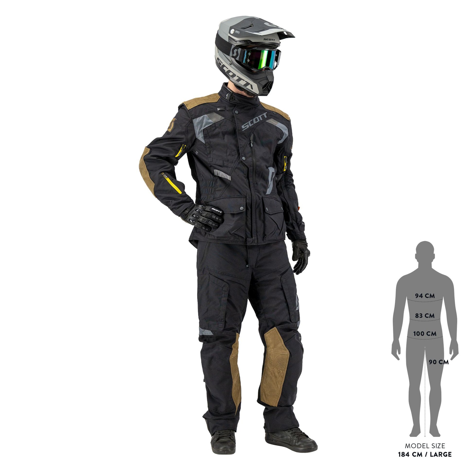 L'uomo in una moto con casco e guanti è un indumento protettivo